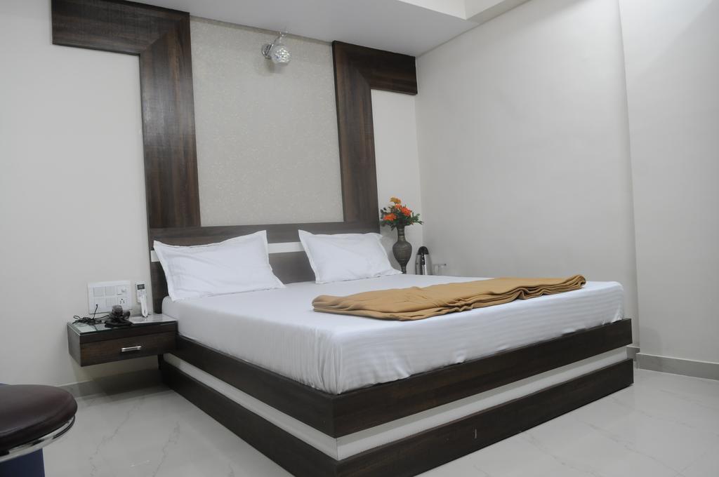 Oyo Hotel Sree Balaji Residency 阿穆达巴 外观 照片